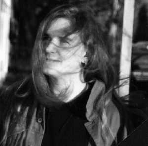 Bild von Thomas, der nach links sieht, lange Haare vom Wind durcheinandergeweht